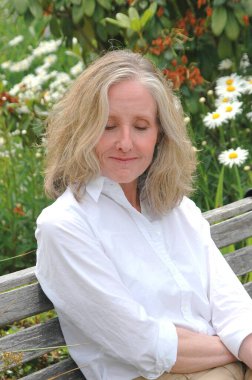 Olgun sarışın kadın yüz ifadeleri dışarıda dinleniyor..