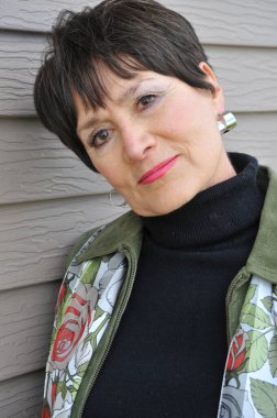 Olgun kadın güzellik ifadeleri dışarıda bir duvara dayanıyor..