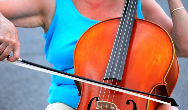 Gammal Kvinnlig Cellolärare Spelar Sitt Instrument Utomhus — Stockfoto