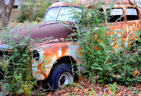 森の中に放棄された古い錆びたヴィンテージカーが屋外に表示されます — ストック写真