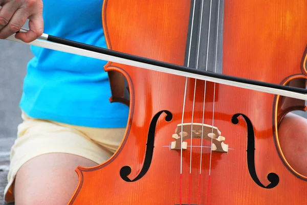 Maturo Insegnante Violoncello Femminile Suonare Suo Strumento All Aperto — Foto Stock