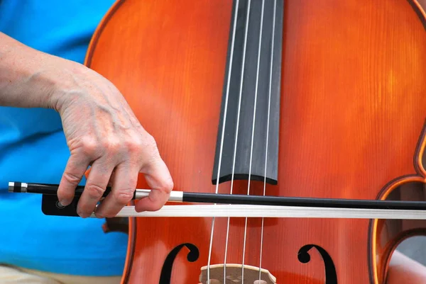 Reife Cello Lehrerin Spielt Ihr Instrument Freien — Stockfoto