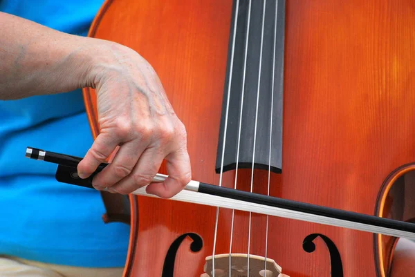 Gammal Kvinnlig Cellolärare Spelar Sitt Instrument Utomhus — Stockfoto