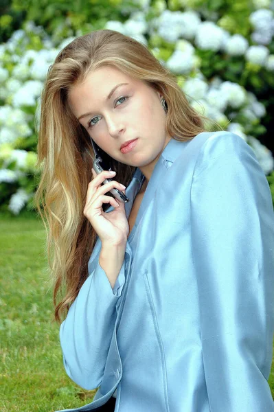 Sexy Vrouw Blond Schoonheid Mode Model Praten Haar Mobiele Telefoon — Stockfoto