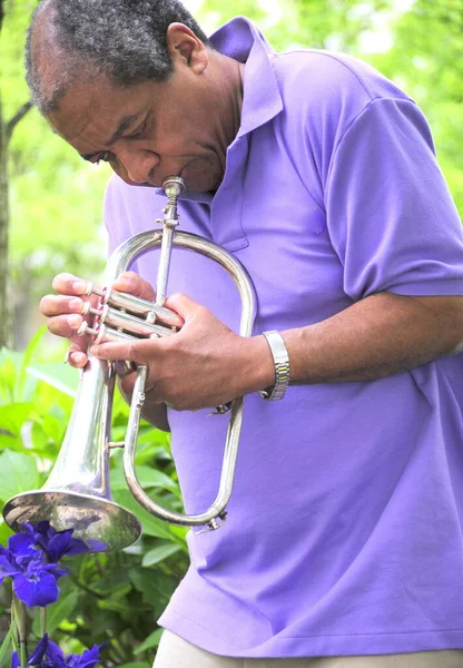 Afro Americano Músico Jazz Soplando Flugelhorn Jardín Flores Afuera —  Fotos de Stock