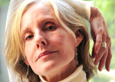 Olgun sarışın kadın model ifadeleri..