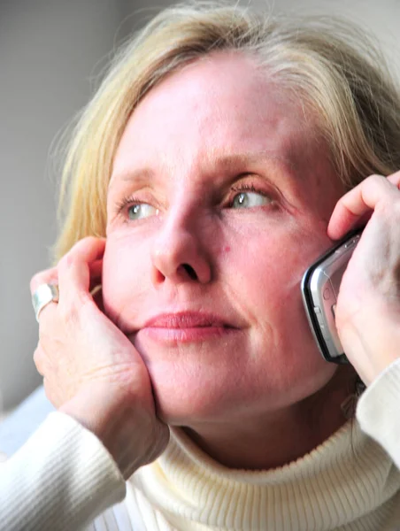 Reife Weibliche Blonde Schönheit Mode Modell Ausdrücke Drinnen — Stockfoto