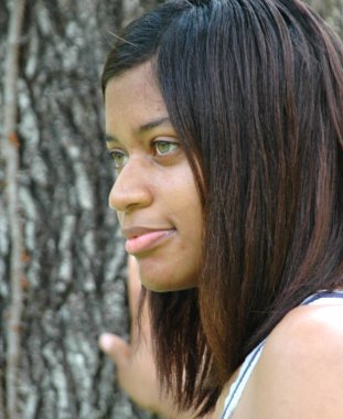 Afrika kökenli Amerikalı kadın güzellik doğada tek başına.