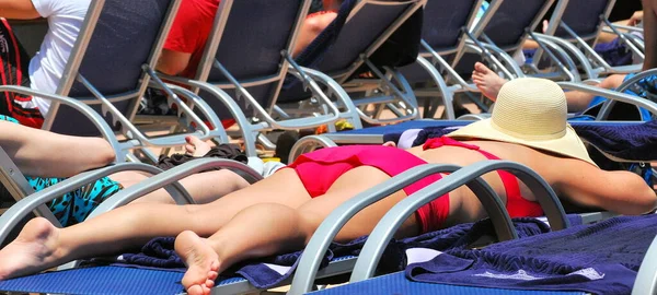 Sexy Weibliche Schönheit Entspannt Sich Urlaub Deck Eines Kreuzfahrtschiffes — Stockfoto