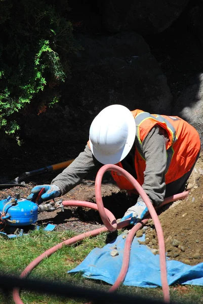 Trabajador Servicios Públicos Reparando Una Tubería Agua Rota Bajo Tierra — Foto de Stock