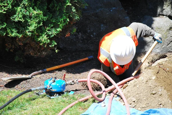 Trabajador Servicios Públicos Reparando Una Tubería Agua Rota Bajo Tierra — Foto de Stock