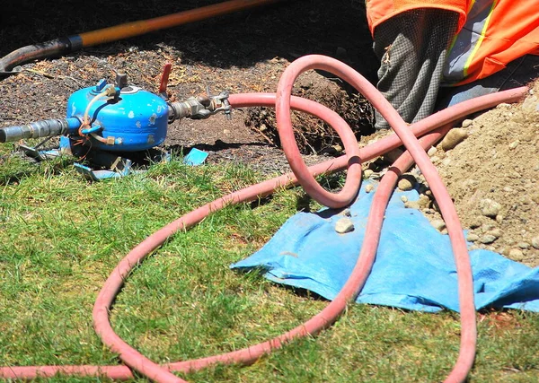 Trabajador Servicios Públicos Reparando Una Tubería Agua Rota Bajo Tierra —  Fotos de Stock