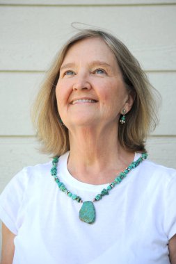 Olgun, sarışın, yaşlı kadın ifadeleri dışarıda tek başına..