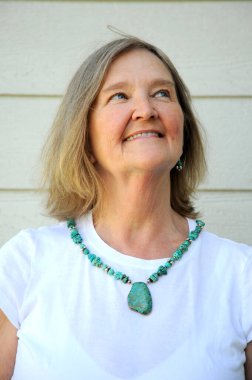 Olgun, sarışın, yaşlı kadın ifadeleri dışarıda tek başına..