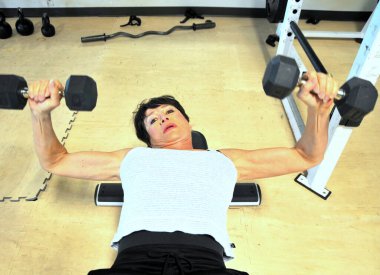 Olgun bayan kıdemli formda kalmak için çalışıyor..