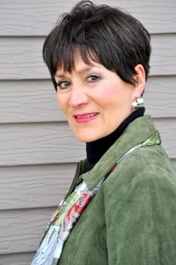 Olgun yaşlı kadın ifadeleri dışarıda duvara karşı..