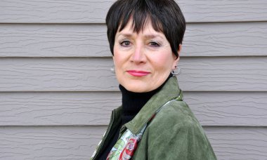 Olgun yaşlı kadın ifadeleri dışarıda duvara karşı..