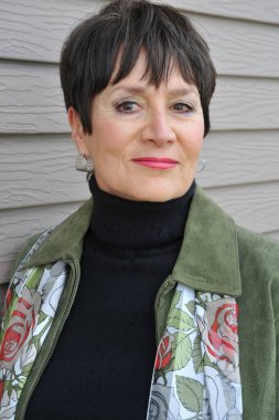 Olgun yaşlı kadın ifadeleri dışarıda duvara karşı..