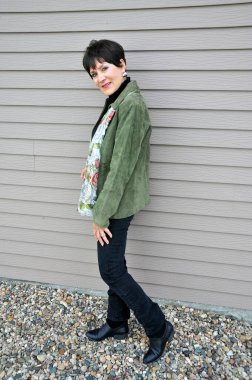 Olgun yaşlı kadın ifadeleri dışarıda duvara karşı..