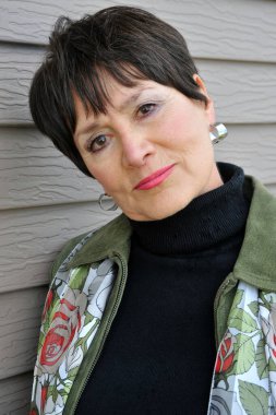 Olgun yaşlı kadın ifadeleri dışarıda duvara karşı..