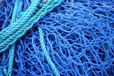 Açık denizde renkli mavi balıkçı ağları ve ipler..