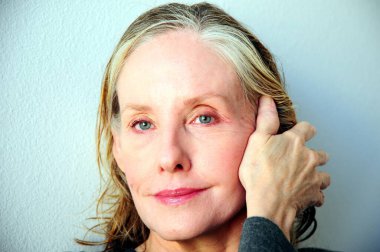 Olgun sarışın kadın model ifadeleri..