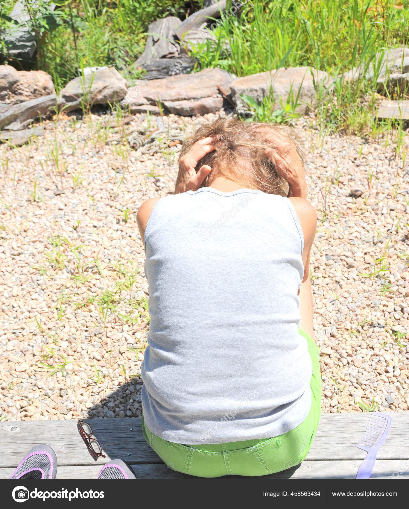 外で精神的に衰弱している熟女先輩 ストック写真 C Oscarcwilliams