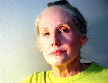 Olgun sarışın kadın yüz ifadeleri..