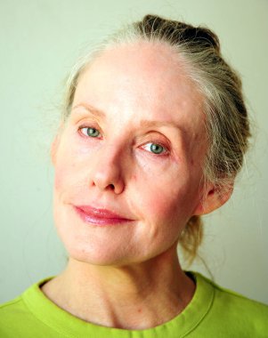 Olgun sarışın kadın yüz ifadeleri..