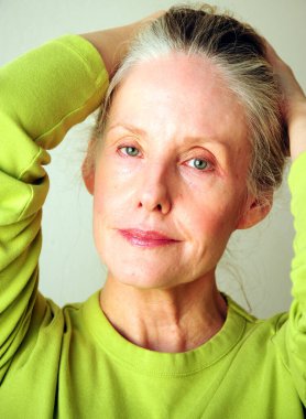 Olgun sarışın kadın yüz ifadeleri..