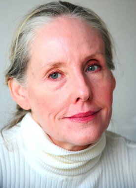 Olgun sarışın kadın model ifadeleri evde tek başına.