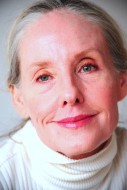 Olgun sarışın kadın model ifadeleri evde tek başına.