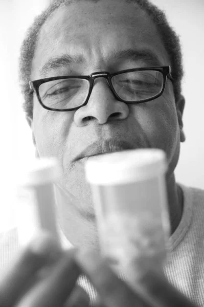 Afričtí Američtí Muži Senior Brát Své Léky Doma — Stock fotografie