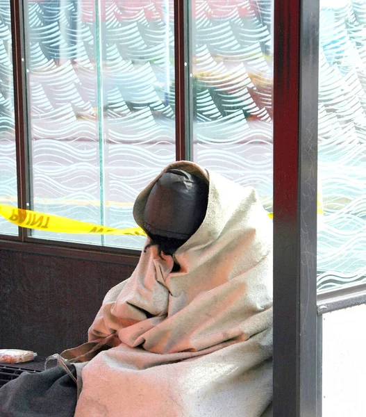 Homeless Man Sleeping Bus Stop Man Killed — Stock Photo, Image