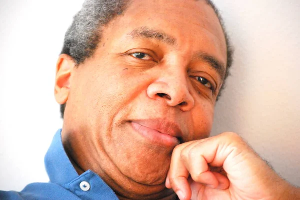 Afrikaanse Amerikaanse Man Senior Uitdrukkingen Ontspannen Thuis Bed — Stockfoto