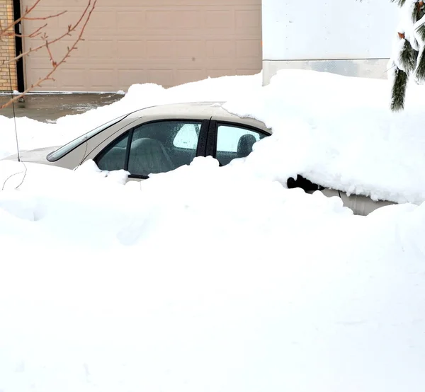 車が立ち往生し 外の冬の雪に覆われて — ストック写真