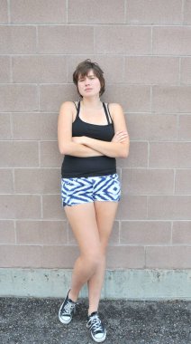 Dişi güzellik ifadeleri dışarıda bir duvara karşı..