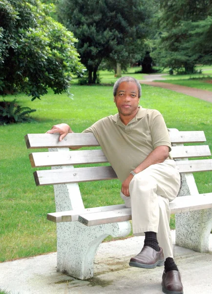 Afro Amerikaanse Man Ontspannen Park Bank Buiten — Stockfoto