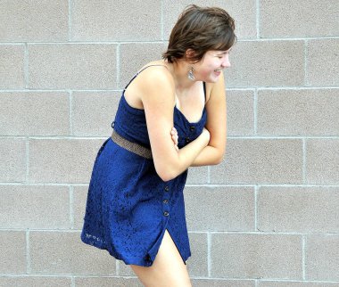 Dişi güzellik ifadeleri dışarıda bir duvara karşı..