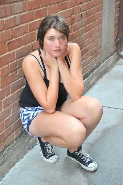 Expresiones Belleza Femenina Contra Una Pared Exterior — Foto de Stock