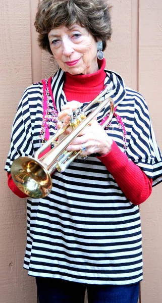 Olgun Yaşlı Bayan Caz Trompetçisi Dışarıda Boynuzuyla — Stok fotoğraf