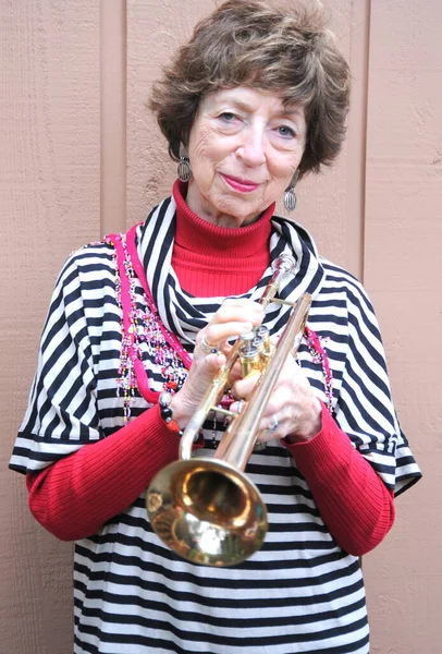 Maturo Femmina Senior Jazz Trombettista Con Suo Corno Fuori — Foto Stock