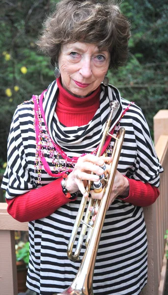 Gammal Kvinnlig Senior Jazz Trumpet Spelare Med Sitt Horn Utanför — Stockfoto