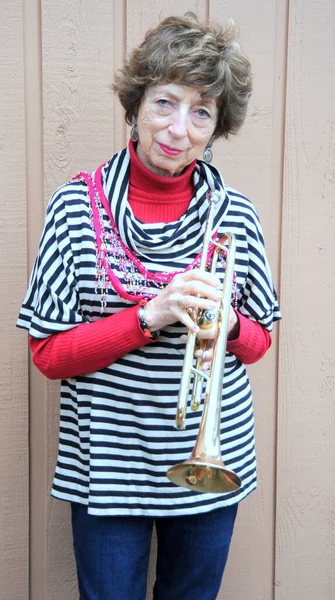 Volwassen Vrouwelijke Senior Jazz Trompet Speler Met Haar Hoorn Buiten — Stockfoto