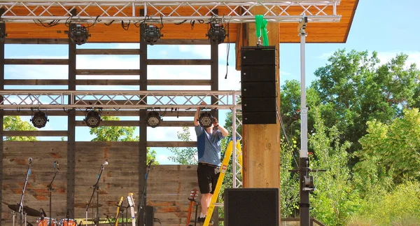 Macho Gerente Palco Ajustando Luzes Para Banda Realizando — Fotografia de Stock