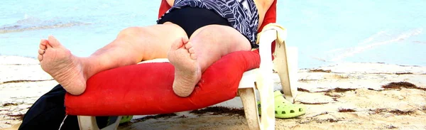 Maduro Feminino Sênior Relaxante Praia Livre — Fotografia de Stock