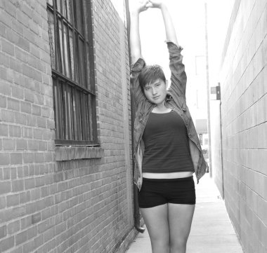 Kadın güzellik mankeni dışardaki duvara karşı..