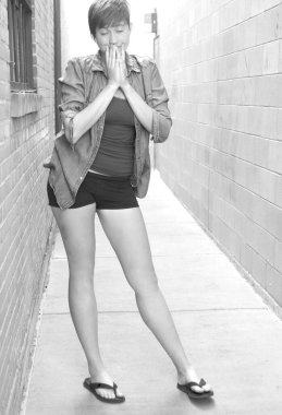 Kadın güzellik mankeni dışardaki duvara karşı..