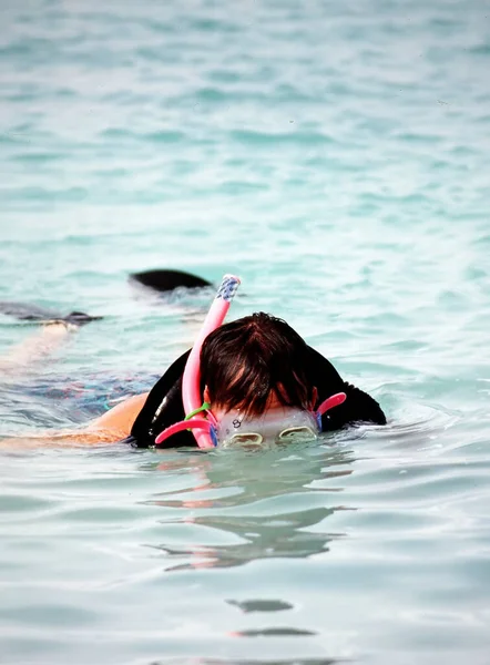 Uomo Che Snorkeling Acqua Solo — Foto Stock