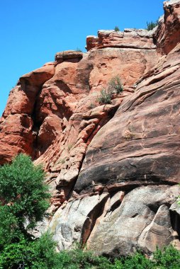Doğadaki kaya oluşumu açık havada gökyüzünde yüksektir.